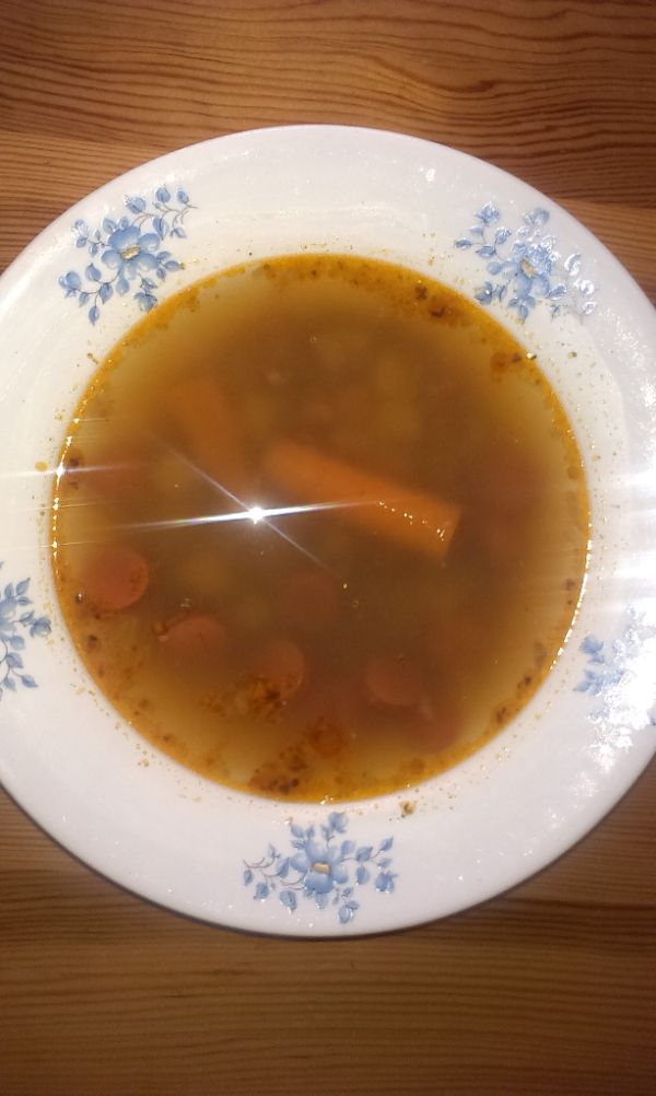 Šošovicová polievka s párkom |