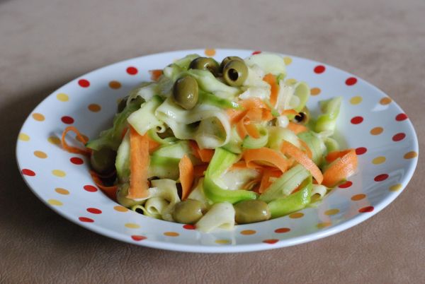 Cuketovo-mrkvový šalát s olivami |