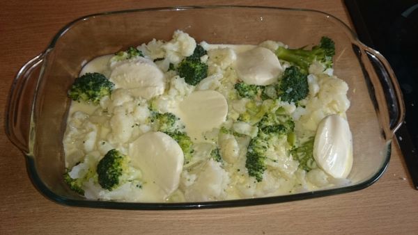 Zapekaný karfiol s brokolicou a mozzarellou |