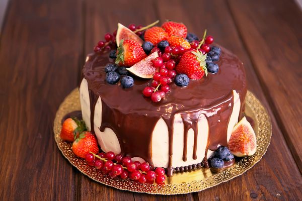 Vanilková torta s jahodovou penou a čokoládou
