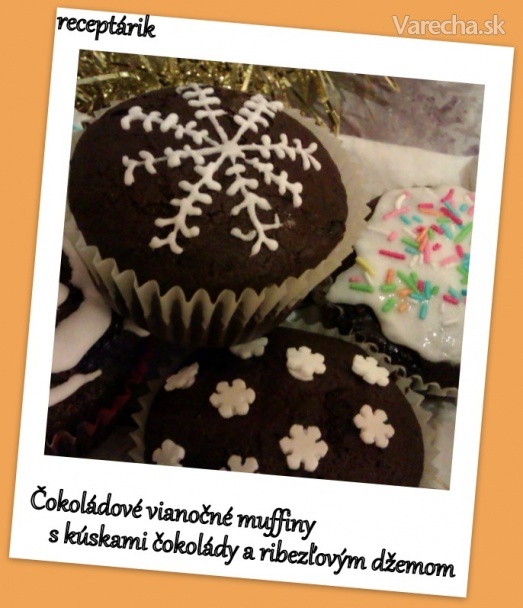 Čokoládové vianočné muffiny s kúskami čokolády a ribezľovým ...