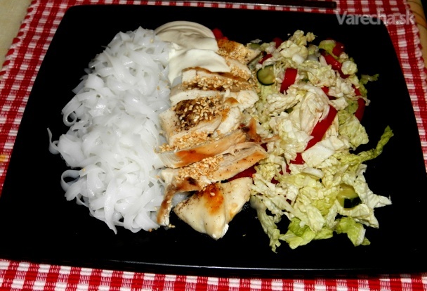 Grilovaná kuřecí prsa, rýžové nudle a zeleninový salát recept ...
