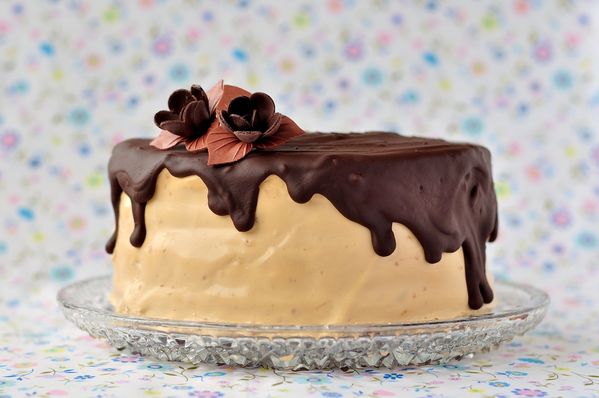 Vanilková torta s karamelovým krémom a ganache