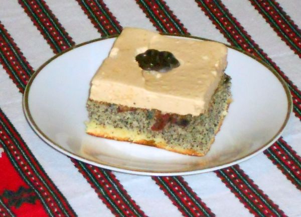 Makový koláč s karamelovou šľahačkou