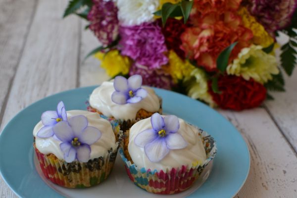 Bezlepkové jarné cupcakes s fialkami