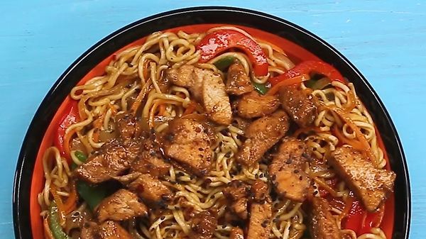 VIDEORECEPT: Rýchly, pikantný wok s kuracími kúskami ...