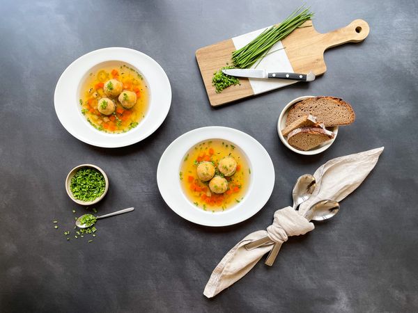 Zeleninová polievka so strúhankovými knedličkami