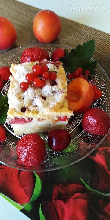 Strúhaný koláč s pudingom a ovocím (fotorecept) recept