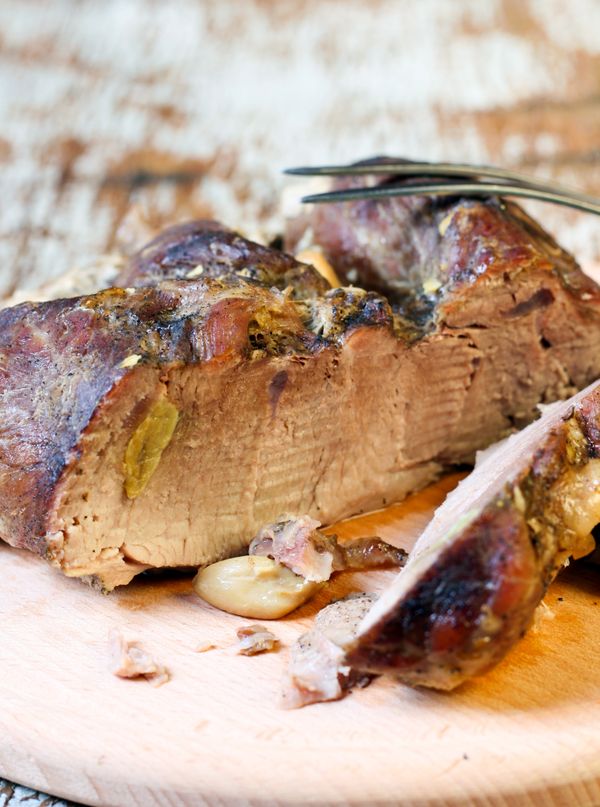 Pečené bravčové mäso s cesnakom a slaninou