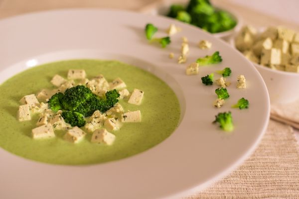 Krémová brokolicová polievka s bazalkovým tofu