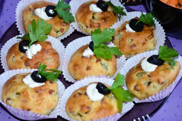 Syrové muffiny s bylinkami a olivami